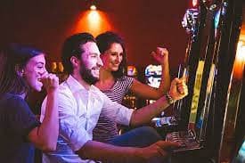 Dashboard permainan tante 4d dengan pilihan slot dan live dealer